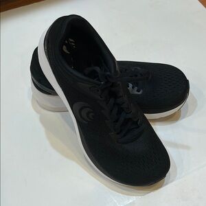 Women’s topo Black running or walking sneakers SZ 7.5 NEW WITHOUT TAGS